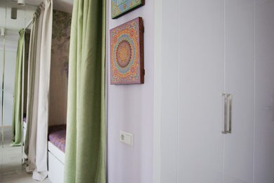 Diseño de hall actual pequeño con paredes púrpuras, suelo de baldosas de porcelana, puerta simple, puerta blanca y suelo beige
