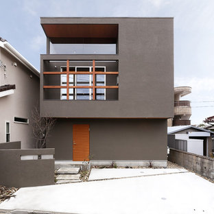 他の地域のコンテンポラリースタイルのおしゃれな家の外観 (グレーの外壁、陸屋根) の写真