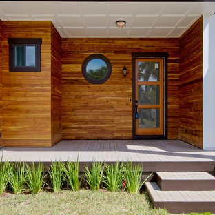 ジャクソンビルの片開きドアビーチスタイルのおしゃれな玄関 (塗装フローリング、ガラスドア) の写真