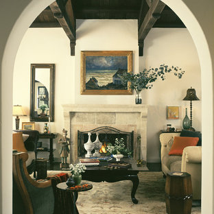 Diseño de salón mediterráneo con marco de chimenea de piedra