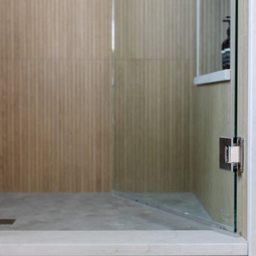 Ribbon Oak Retreat | Primary Bathroom