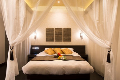 他の地域にあるアジアンスタイルのおしゃれな客用寝室 (白い壁、合板フローリング、暖炉なし) のインテリア