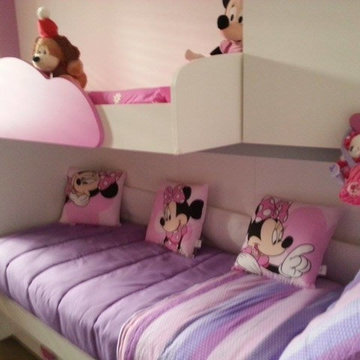 Cameretta bambini a soppalco bianca e rosa