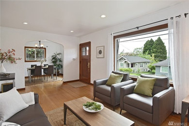 Example of a classic living room design in Seattle
