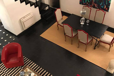 Esempio di una sala da pranzo aperta verso il soggiorno bohémian di medie dimensioni con pareti beige, pavimento in terracotta e pavimento nero