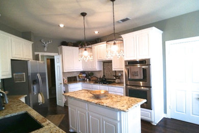 Example of a classic kitchen design in Dallas