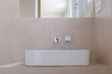 Réalisation d'une petite salle de bain craftsman avec un mur beige, sol en béton ciré, un plan de toilette en béton, un sol beige, un plan de toilette beige, une porte coulissante et meuble simple vasque.