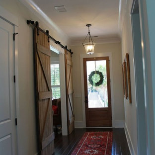Bild på en mellanstor vintage hall, med beige väggar, mörkt trägolv och blått golv