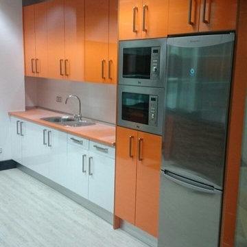 Reforma cocina, formica naranja