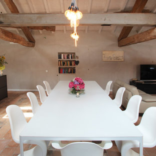 ミラノの広いカントリー風 LDKの画像 (テラコッタタイルの床)