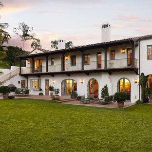 サンタバーバラの地中海スタイルのおしゃれな家の外観 (漆喰サイディング、切妻屋根) の写真