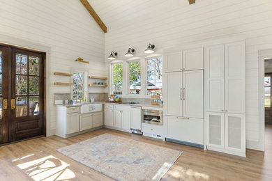 Transitional kitchen photo in Nashville