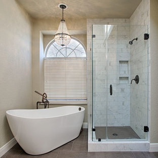 Bäder mit braunen Fliesen und Marmor-Waschbecken/Waschtisch Ideen