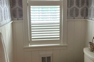 Example of a transitional bathroom design in Detroit