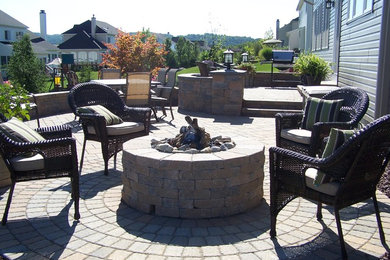 Example of a mid-sized mountain style patio design in Philadelphia
