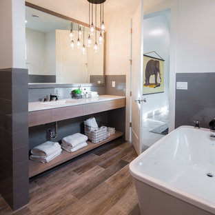 Bäder mit hellen Holzschränken und Glasfliesen Ideen, Design & Bilder