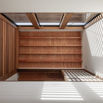 吹き抜けの天井：光をつかむ家（Light Fall House）・天井下に並んでいる化粧垂木は、45×180 @303という材料に。 力感が少しある方が、空間の