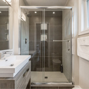 Ispirazione per una stanza da bagno padronale minimalista di medie dimensioni con ante lisce, ante marroni, doccia ad angolo, WC monopezzo, piastrelle multicolore, piastrelle in gres porcellanato, pareti rosa, pavimento in cementine, lavabo da incasso, top in quarzo composito, pavimento verde, porta doccia scorrevole e top bianco