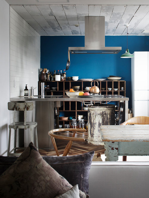 東京都下のII型ダイニングキッチンの写真 (オープン棚、ステンレスカウンター、無垢フローリング、アイランド1つ)