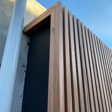Réalisation d'un bardage de façade bois claire-voie en bois exotique sipo