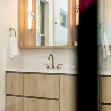 Elegant Contemporary Bathroom with Scandinavian Touch