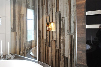 Bild på ett mellanstort nordiskt badrum med dusch, med ett hörnbadkar, en hörndusch, brun kakel, keramikplattor, klinkergolv i keramik, brunt golv och med dusch som är öppen