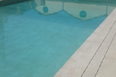 Esempio di una piscina rustica