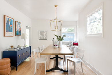 Réalisation d'une grande salle à manger ouverte sur le salon tradition avec un mur blanc, parquet clair et un sol beige.