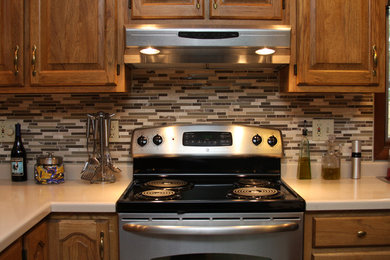 Kitchen - traditional kitchen idea in Chicago