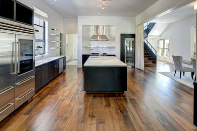 Kitchen - contemporary kitchen idea in Austin