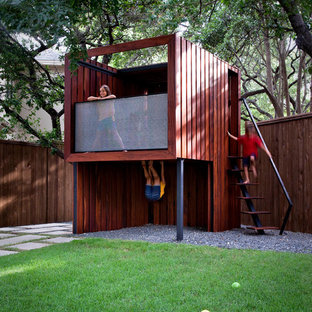 Modelo de jardín contemporáneo, de tamaño medio, en patio trasero, con parque infantil