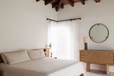 Diseño de dormitorio principal minimalista grande con paredes beige, suelo de mármol, suelo beige y madera