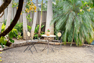 シドニーにある巨大な、夏のコンテンポラリースタイルのおしゃれな庭 (日陰、砂利舗装、金属フェンス) の写真