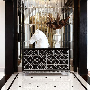 Esempio di un ingresso contemporaneo di medie dimensioni con pareti nere, pavimento in gres porcellanato e pavimento multicolore