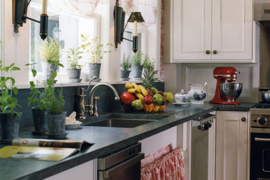 Elegant kitchen photo in New Orleans