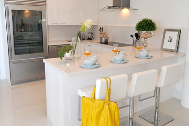 Minimalist eat-in kitchen photo in Miami
