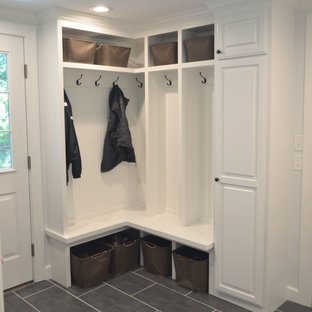 プロビデンスの小さいトラディショナルスタイルのおしゃれなマッドルーム (白い壁、磁器タイルの床、グレーの床) の写真