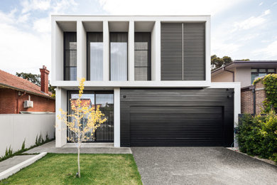 Imagen de fachada de casa gris y blanca moderna grande de dos plantas con revestimiento de ladrillo, tejado plano y tejado de metal