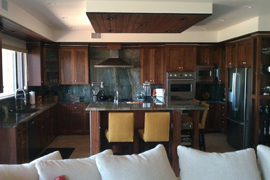 Kitchen - traditional kitchen idea in Orange County