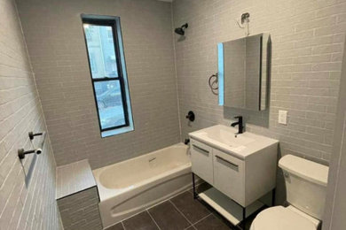 Bathroom - bathroom idea in New York
