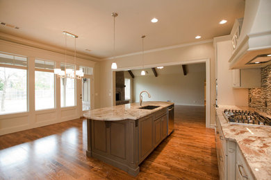 Example of a classic kitchen design in Oklahoma City