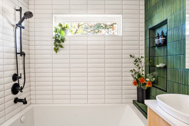 Ejemplo de cuarto de baño único y flotante minimalista pequeño con bañera encastrada, baldosas y/o azulejos verdes, suelo negro y encimeras blancas