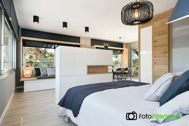 バルセロナにある中くらいな北欧スタイルのおしゃれな寝室