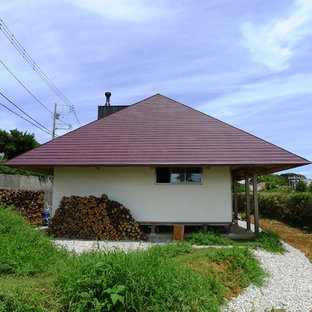他の地域の和風のおしゃれな家の外観 (漆喰サイディング、半切妻屋根、戸建、金属屋根) の写真