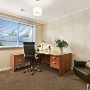 メルボルンのモダンスタイルのおしゃれな書斎 (マルチカラーの壁、カーペット敷き、自立型机、茶色い床) の写真