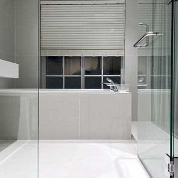 ホワイトとグレーのミニマルデザインが美しい浴室リモデル