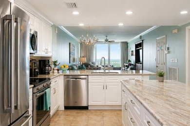 Kitchen photo in Miami