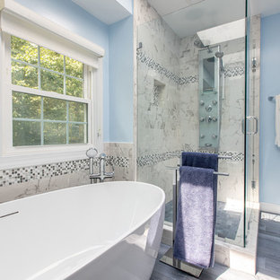 Esempio di una stanza da bagno minimalista con piastrelle blu, pareti blu, pavimento grigio e top blu