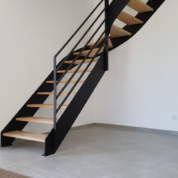 Escalier en acier laqué avec marche en chêne massif