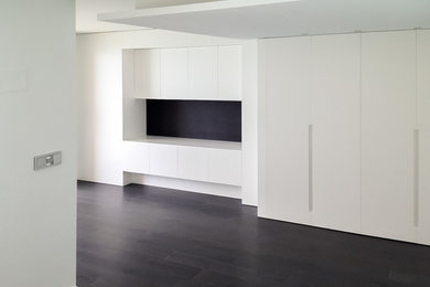 Imagen de dormitorio principal moderno grande con paredes blancas, suelo de baldosas de cerámica y suelo negro